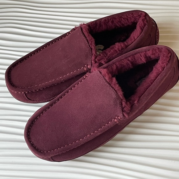 UGG MEN’S ASCOT SLIPPER. Wild Grape color . Size 9 Men - Picture 3 of 5